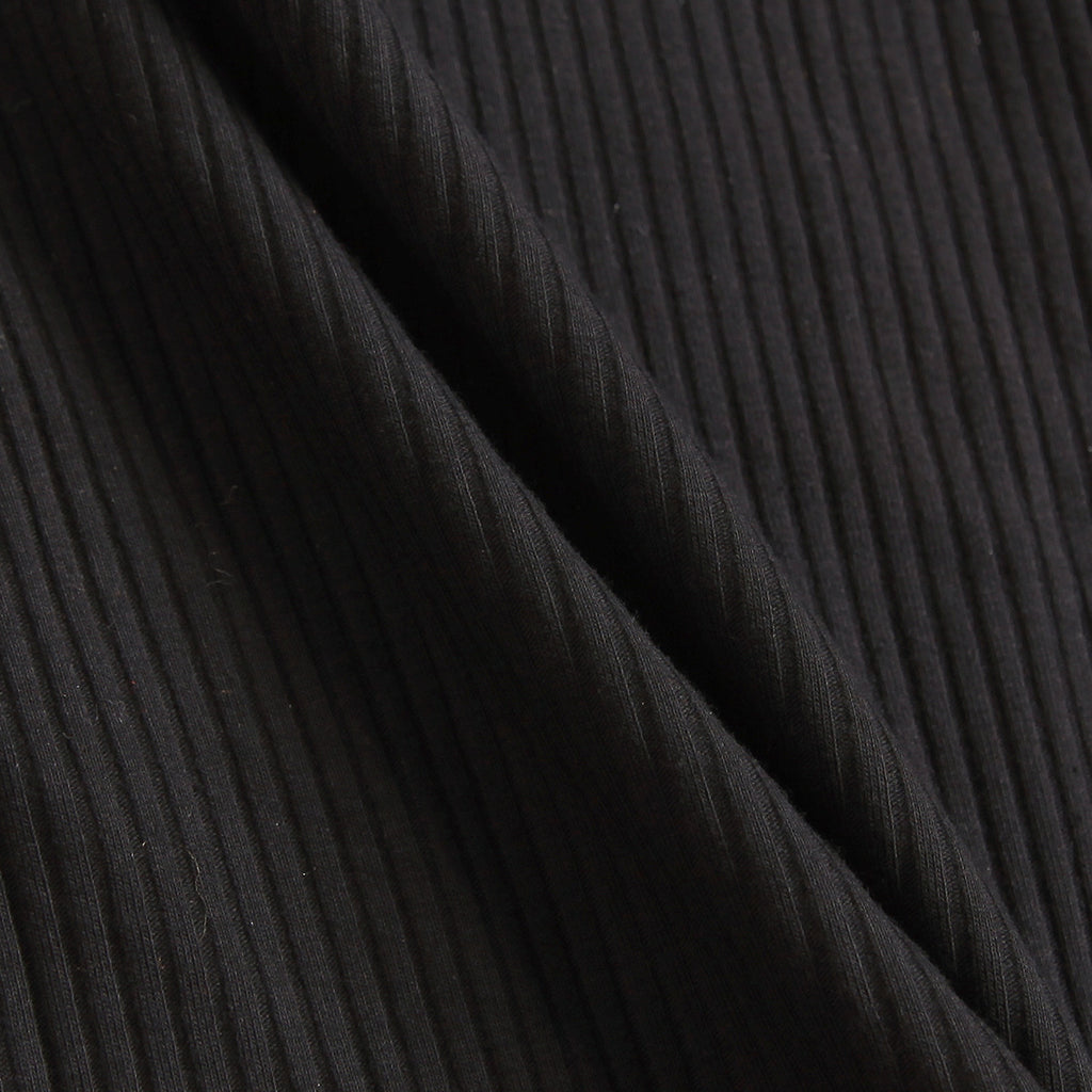 Ensemble trois pièces pour fille : haut à manches longues en maille et col en dentelle, jupe courte en dentelle à carreaux et chapeau.