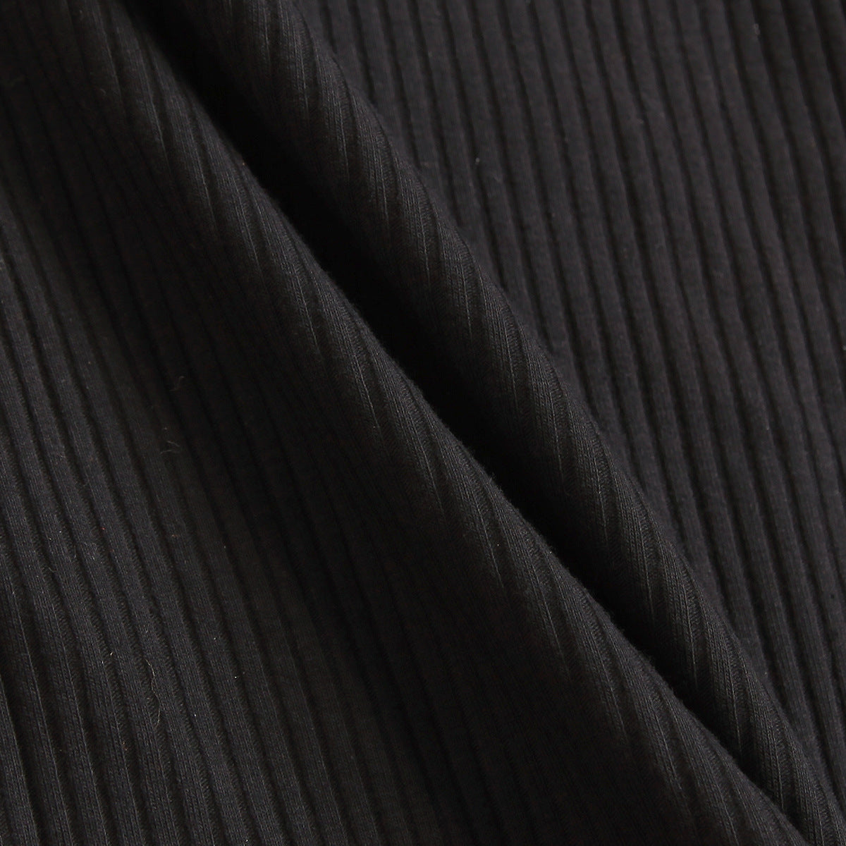 Ensemble trois pièces pour fille : haut à manches longues en maille et col en dentelle, jupe courte en dentelle à carreaux et chapeau.