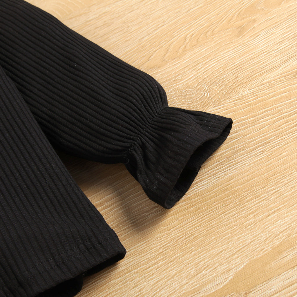 Ensemble trois pièces pour fille : haut à manches longues en maille et col en dentelle, jupe courte en dentelle à carreaux et chapeau.