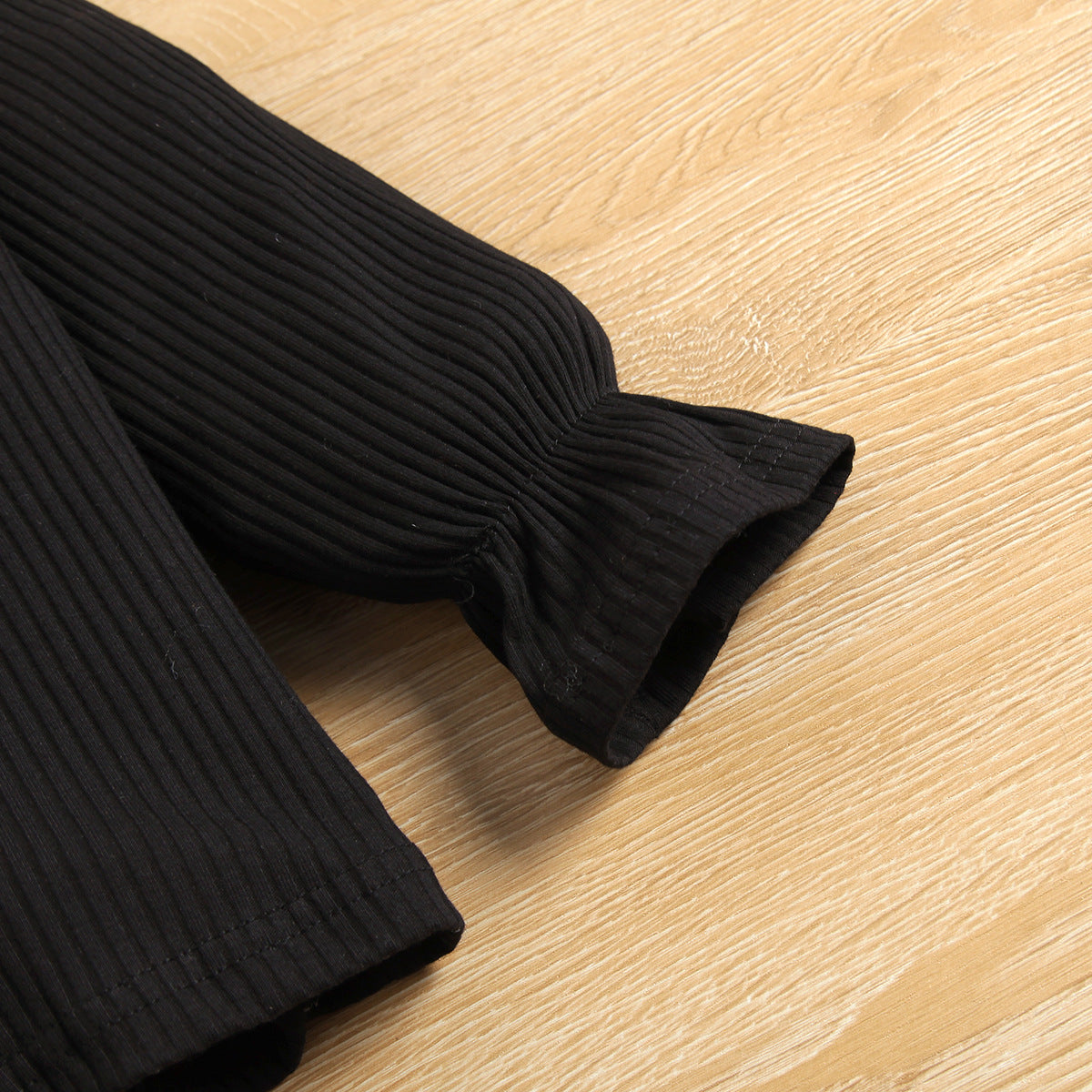 Ensemble trois pièces pour fille : haut à manches longues en maille et col en dentelle, jupe courte en dentelle à carreaux et chapeau.