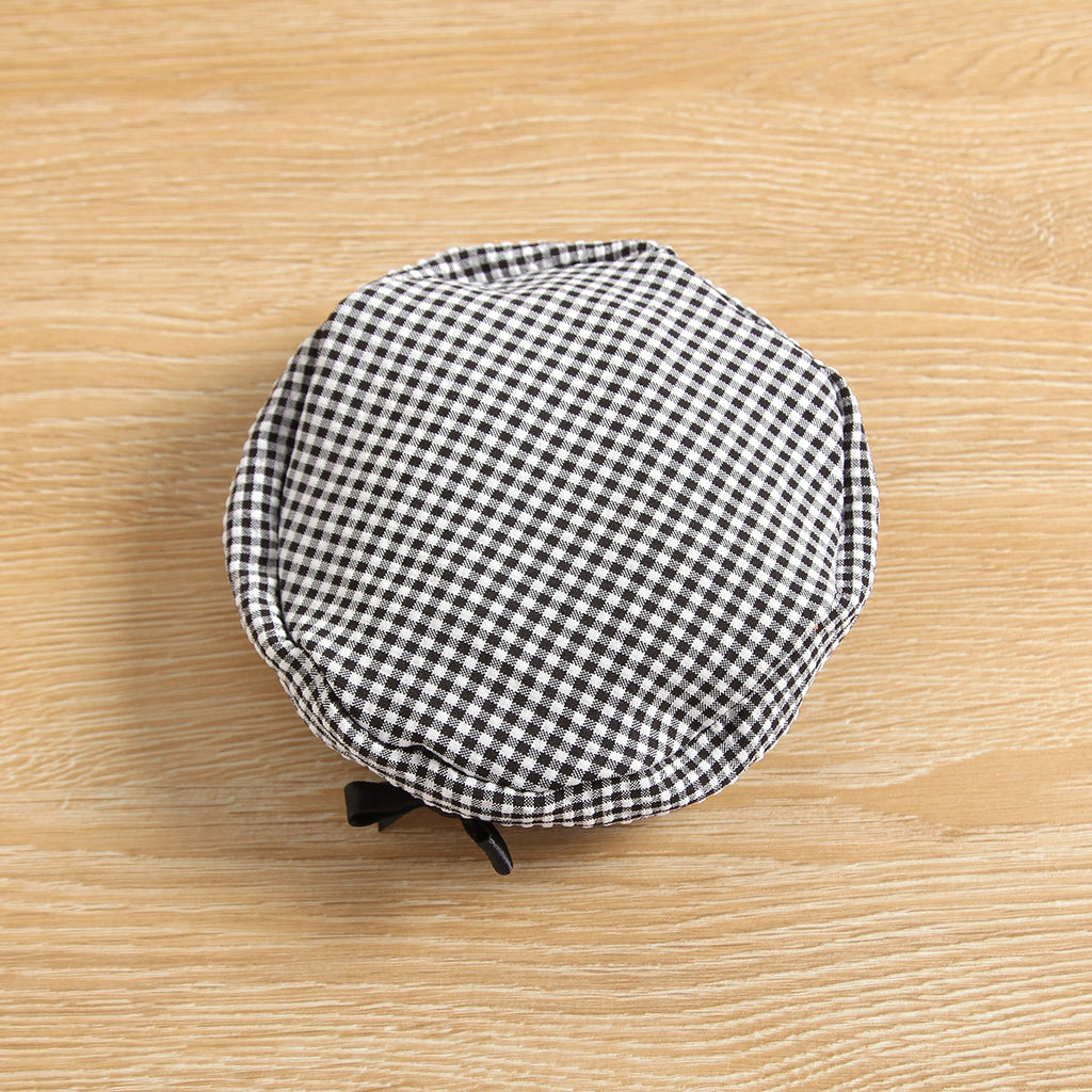 Ensemble trois pièces pour fille : haut à manches longues en maille et col en dentelle, jupe courte en dentelle à carreaux et chapeau.