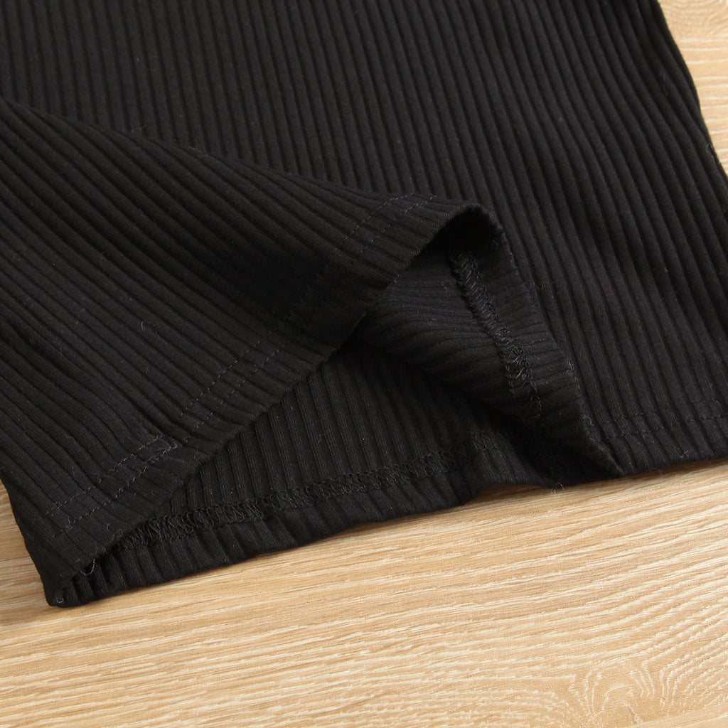 Ensemble trois pièces pour fille : haut à manches longues en maille et col en dentelle, jupe courte en dentelle à carreaux et chapeau.